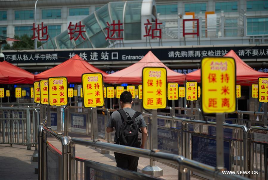 الصورة: تعزيز اجراءات الوقاية من كوفيد-19 في محطة بكين لسكة الحديد