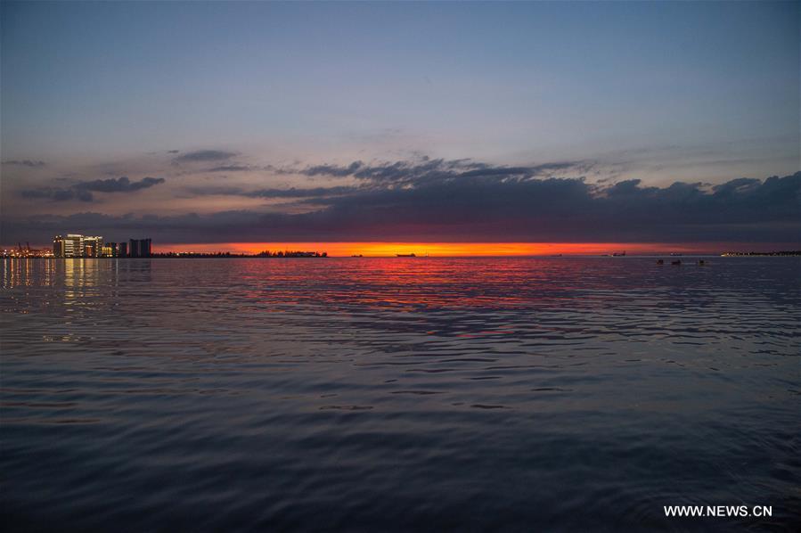 الصورة: غروب الشمس على البحر في جنوبي الصين
