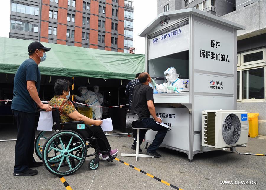 الصورة: استخدام عربات متحركة لإجراء اختبار الحمض النووي لكوفيد-19 في بكين