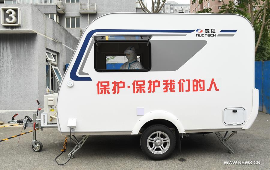 الصورة: استخدام عربات متحركة لإجراء اختبار الحمض النووي لكوفيد-19 في بكين