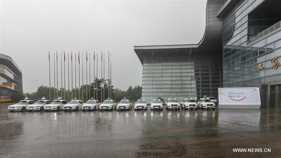 الصورة: شركة صينية لسيارات الاجرة تقدم خدمة السيارات ذاتية القيادة 