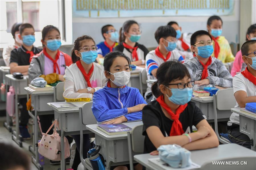 الصورة: عودة الطلبة إلى المدارس في مدينة جيلين شمال شرقي الصين