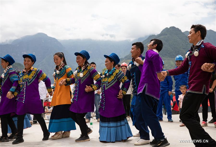 الصورة: طريق معبد يربط قرية جبلية نائية في جنوب غربي الصين مع العالم خارجها