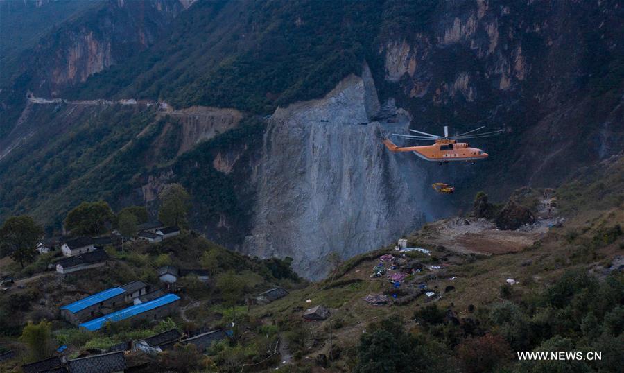 الصورة : طريق معبد يربط قرية جبلية نائية في جنوب غربي الصين مع العالم خارجها