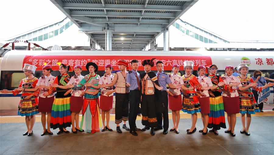 الصورة: افتتاح خط سكة حديد جديد فائق السرعة في مقاطعة قويتشو بجنوب غربي الصين