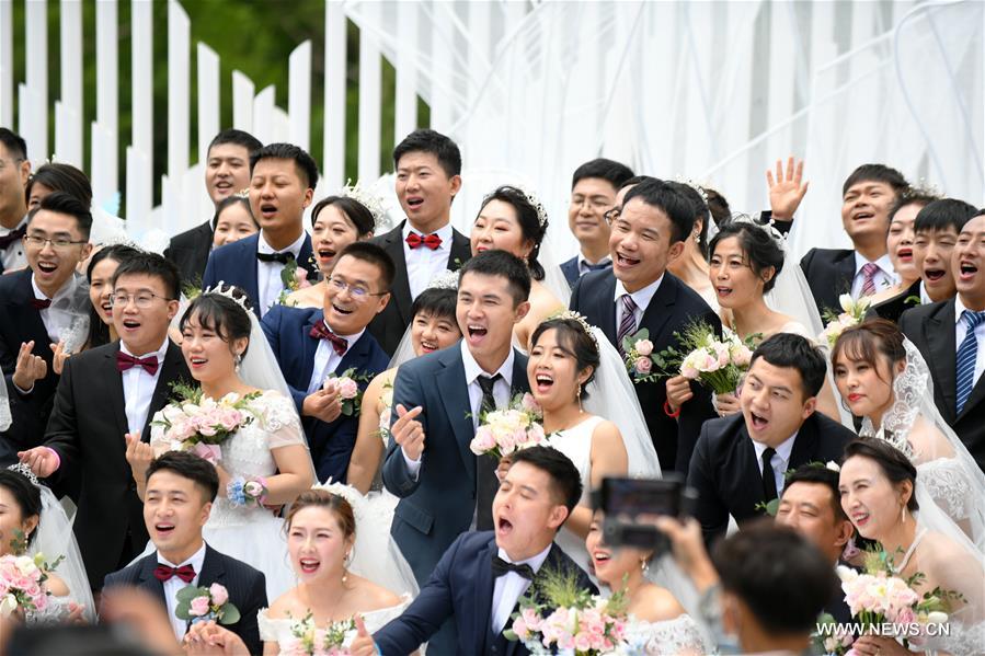 الصورة: حفل زفاف جماعي لمكافحي كوفيد-19 بشمال شرقي الصين