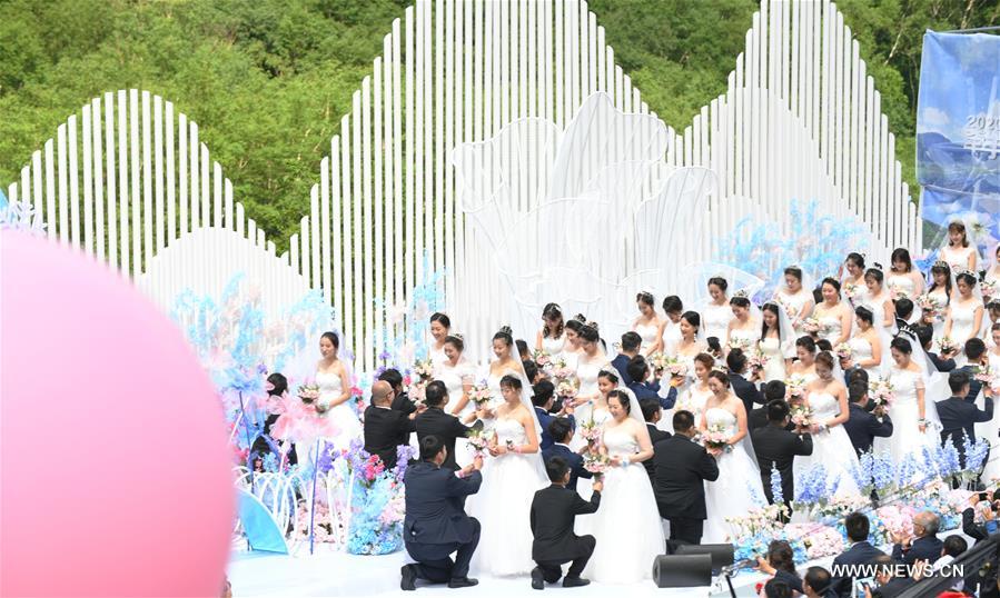 الصورة: حفل زفاف جماعي لمكافحي كوفيد-19 بشمال شرقي الصين