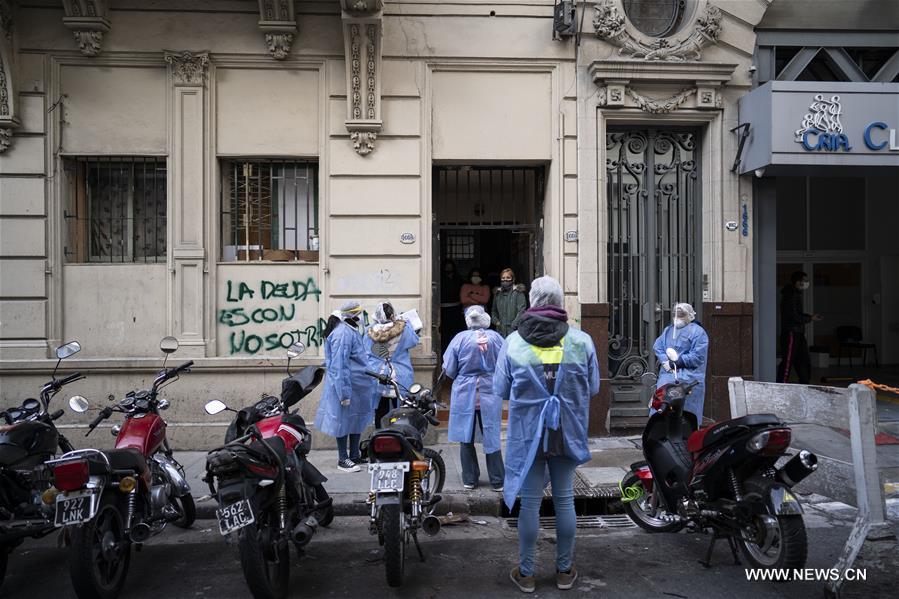 الصورة: العاصمة الأرجنتينية تجري فحوصات طبية متنقلة لحالات الاشتباه في "كوفيد-19"