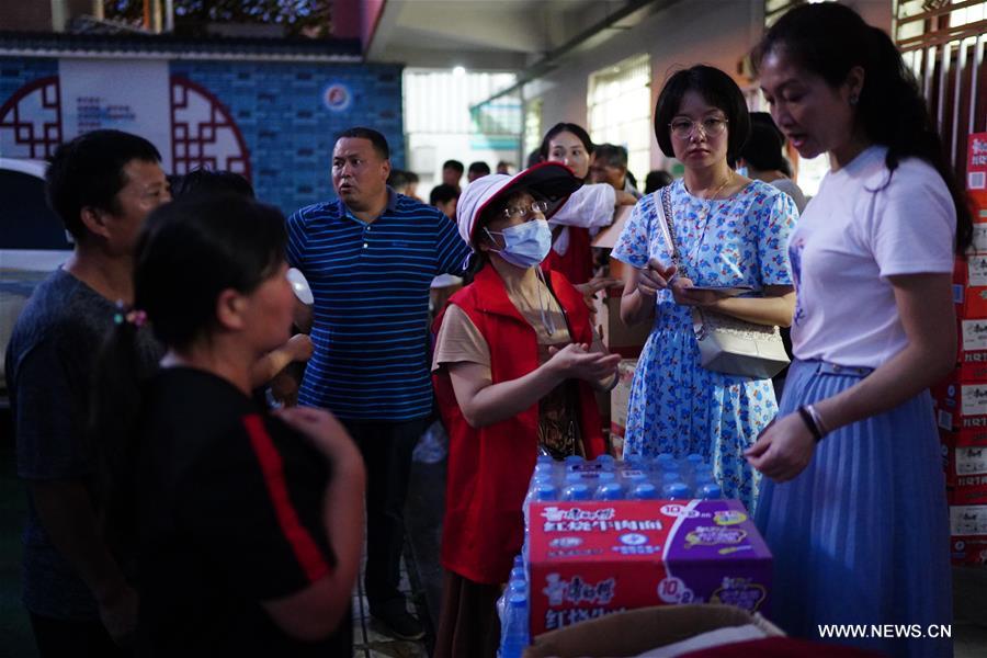 الصورة: ليلة في موقع مؤقت لإعادة التوطين للقرويين المتأثرين بالفيضانات في شرقي الصين