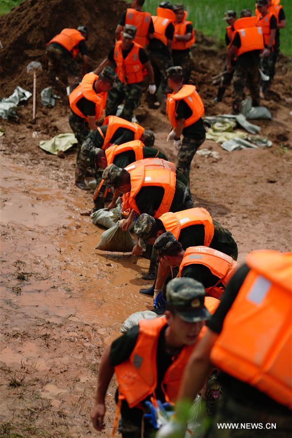 الصورة: إجراءات السيطرة على الفيضانات بشرقي الصين