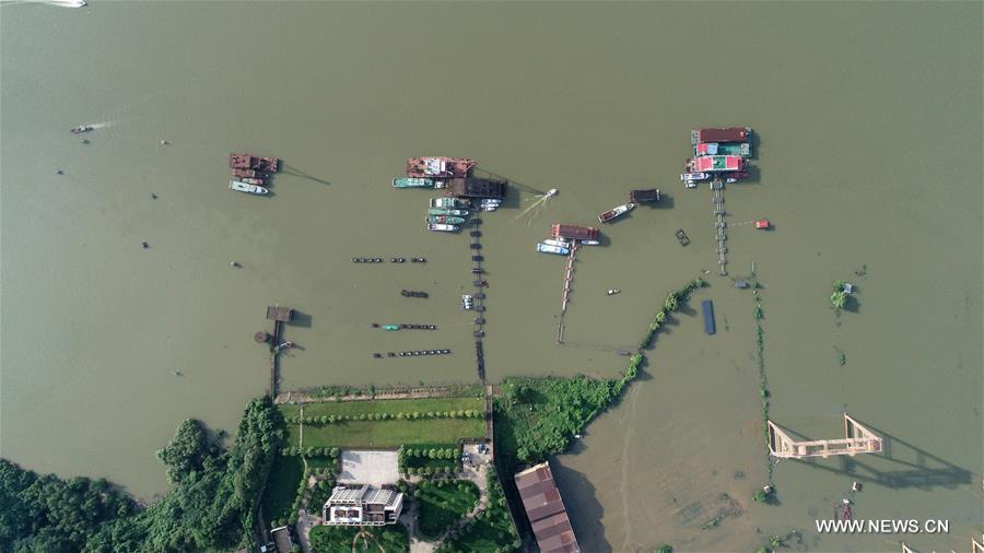  الصورة: أكبر بحيرة مياه عذبة صينية تسجل مستوى مياه قياسيا   