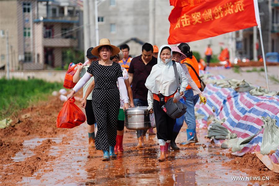 الصورة: سيدات متطوعات يشاركن في مكافحة الفيضانات شرقي الصين 