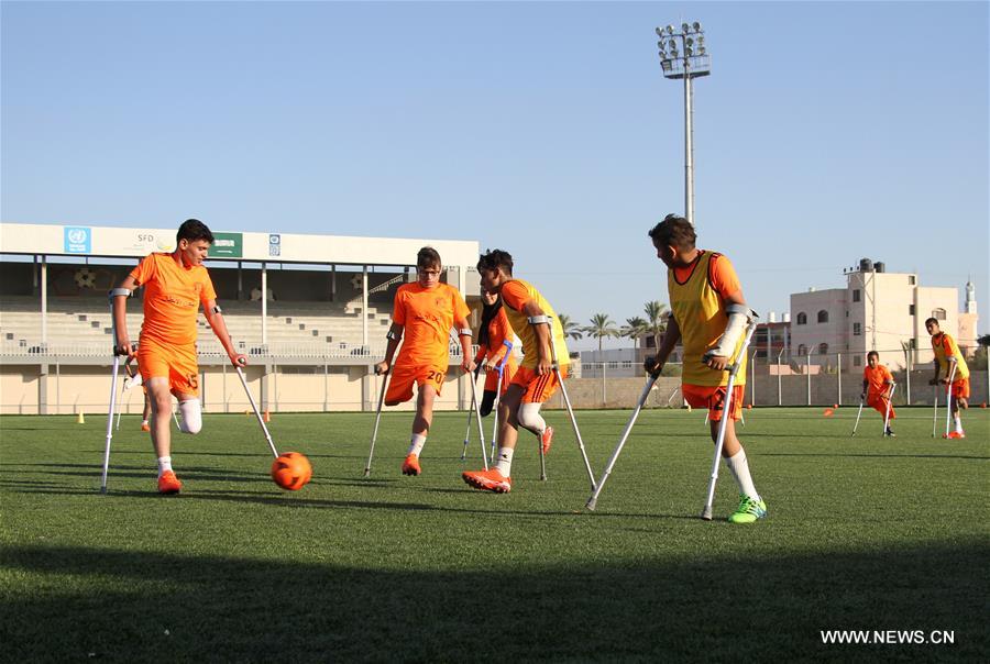 (SP)MIDEAST-GAZA-FOOTBALL-CHILD AMPUTEES-TRAINING