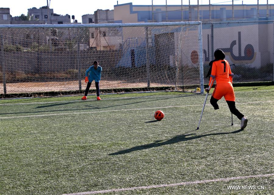 (SP)MIDEAST-GAZA-FOOTBALL-CHILD AMPUTEES-TRAINING