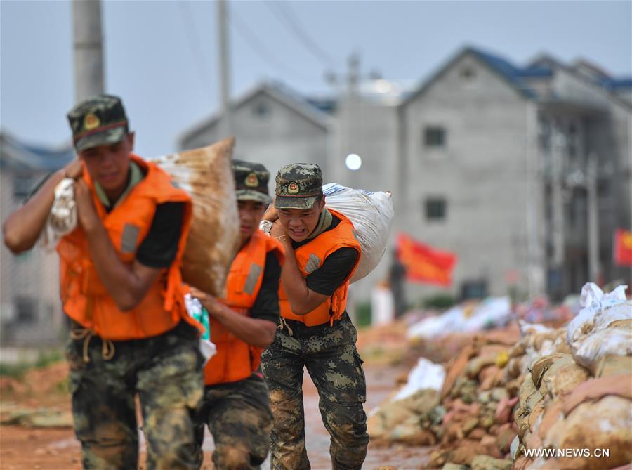 الصورة: قوات الشرطة المسلحة تشارك في مواجهة الفيضانات في محافظة شرقي الصين
