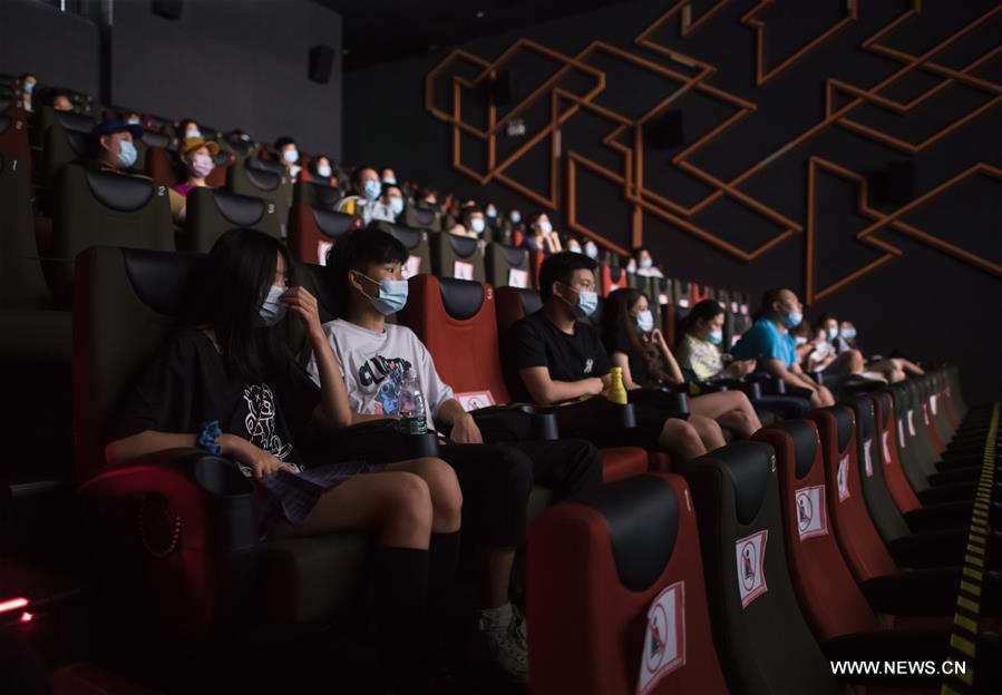 الصورة: إعادة فتح دور السينما في مدينة ووهان الصينية 