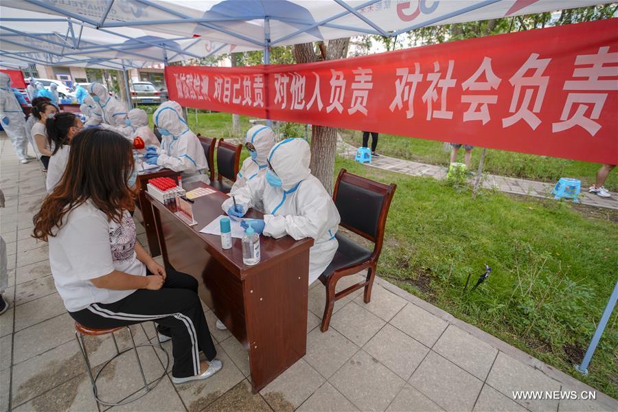 الصورة: أورومتشي الصينية تجري اختبار الحمض النووي لكوفيد-19 في أنحاء المدينة 