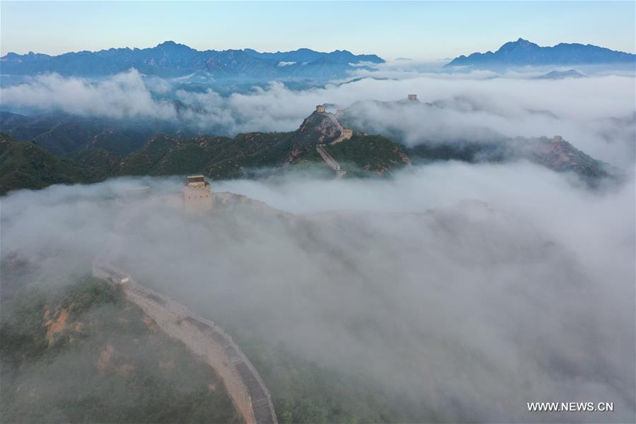 الصورة: ضباب كثيف يغطي سور الصين العظيم 