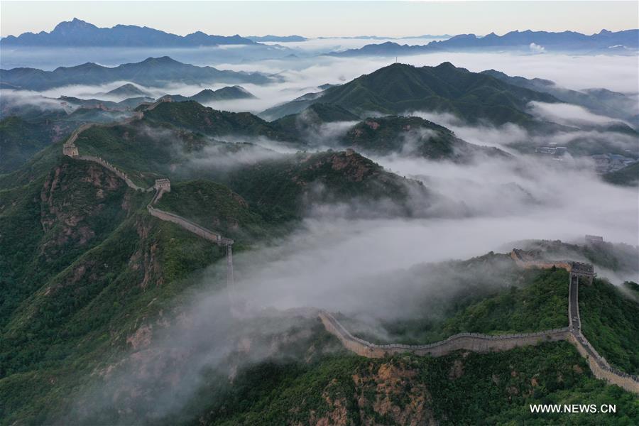 الصورة: ضباب كثيف يغطي سور الصين العظيم 