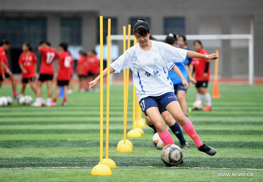 الصورة: تدرب شابات على كرة القدم في عطلة صيفية بشرقي الصين