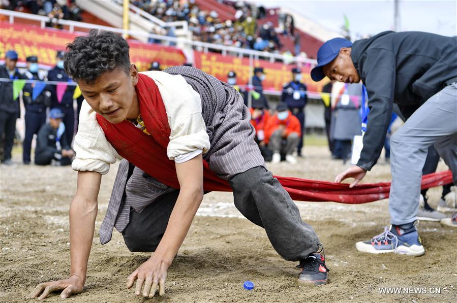 الصورة: المهرجان الفني لسباق الخيول في منطقة التبت جنوب غربي الصين
