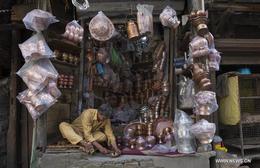 الصورة: أسواق في بلدة أنانتناج بشطر كشمير الخاضع لسيطرة الهند 