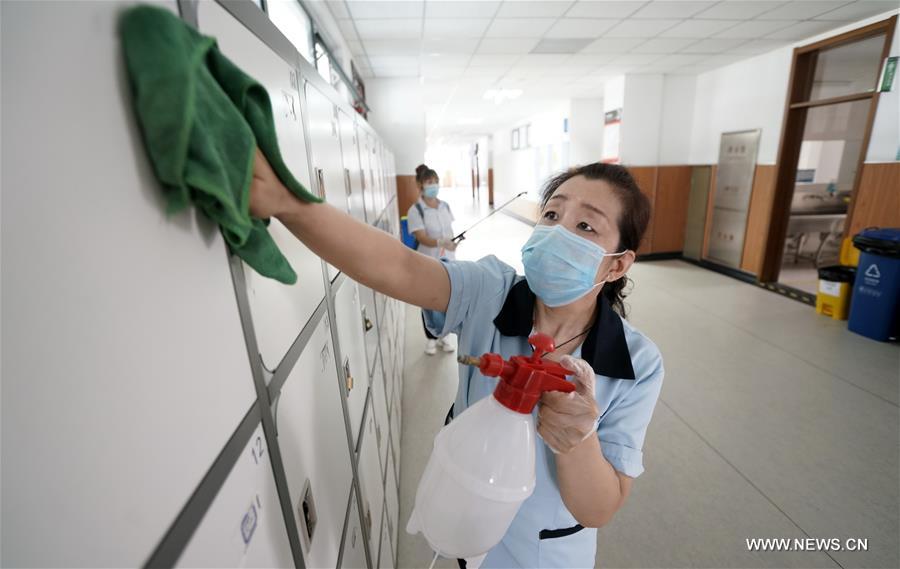 الصورة: تنظيف الحرم المدرسي لضمان سلامة الطلاب في العاصمة الصينية