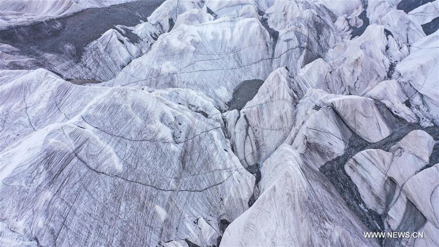 الصورة: نهر جليدي في منطقة منبع نهر اليانغتسي