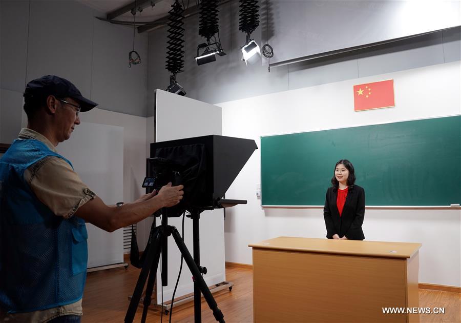 الصورة: تسجيل المحاضرة الالكترونية بعد بدء العام الدراسي الجديد في الصين