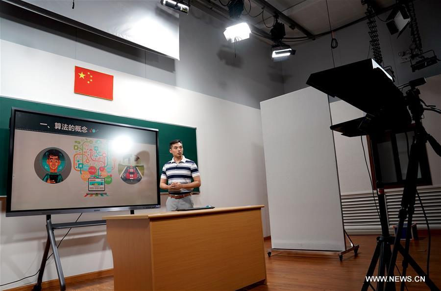 الصورة: تسجيل المحاضرة الالكترونية بعد بدء العام الدراسي الجديد في الصين