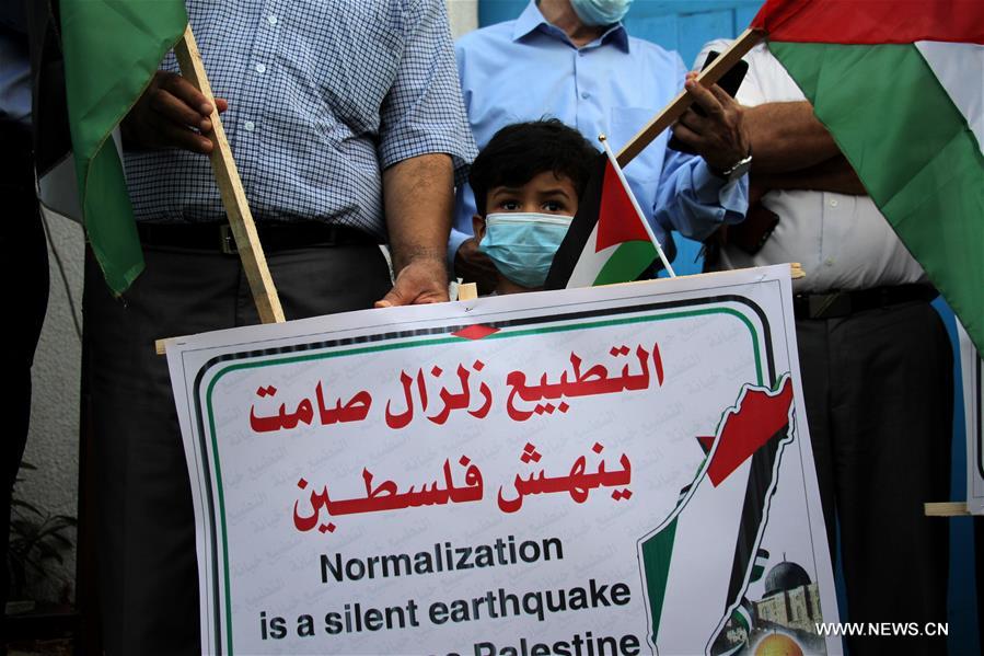 الصورة: الفلسطينيون يتظاهرون ضد التطبيع مع إسرائيل 