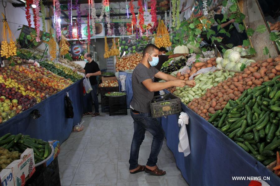الصورة: سكان غزة يلجأون للتسوق عبر الإنترنت وسط تفشي "كوفيد-19"