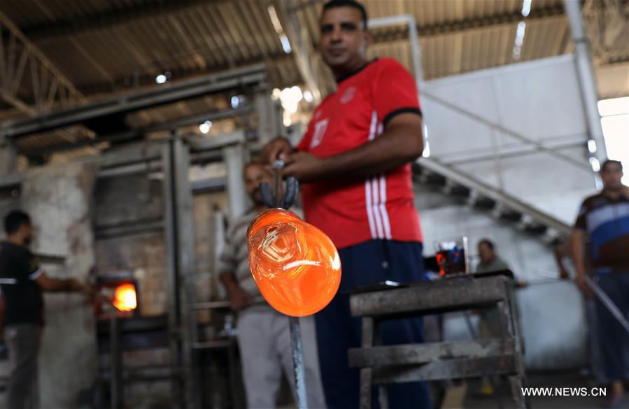 الصورة: صناعة الزجاج في محافظة الدقهلية بمصر 
