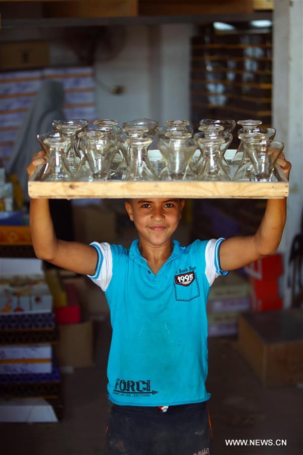 الصورة:  صناعة الزجاج في محافظة الدقهلية بمصر