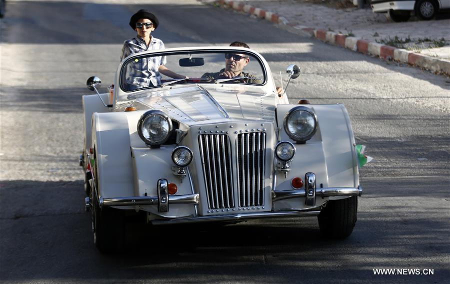 الصورة : فلسطيني يصنع سيارة كلاسيكية بأدوات محلية خلال فترة الإغلاق