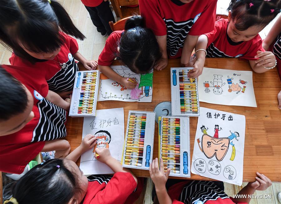 الصورة: تعميم المعرفة برعاية الأسنان بين الأطفال في شرقي الصين