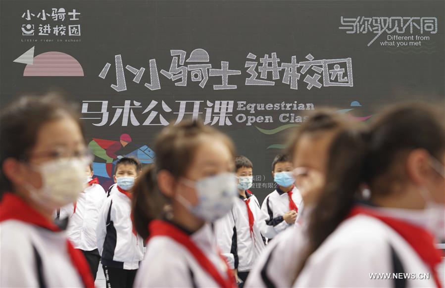الصورة: اجراء دروس الفروسية في المدارس الابتدائية في مدينة ووهان بوسط الصين
