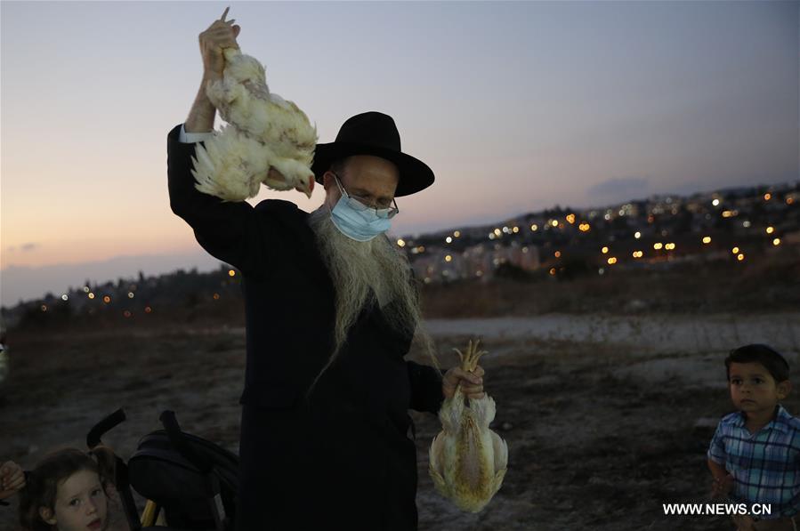 الصورة: طقوس الكاباروت في بيت شمش، إسرائيل