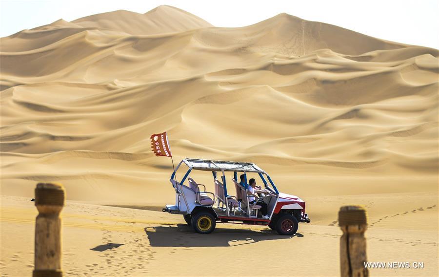 الصورة: الصحراء تحظى بمزيد من الرواج بين السياح الصينيين 
