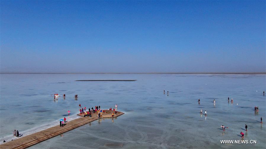 الصورة: بحيرة تشاكا المالحة بشمال غربي الصين تجتذب عددا كبيرا من الزوار