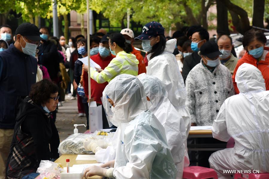 الصورة: مدينة تشينغداو شرقي الصين تجري اختبارات كورونا بجميع أرجائها بعد ظهور حالات جديدة