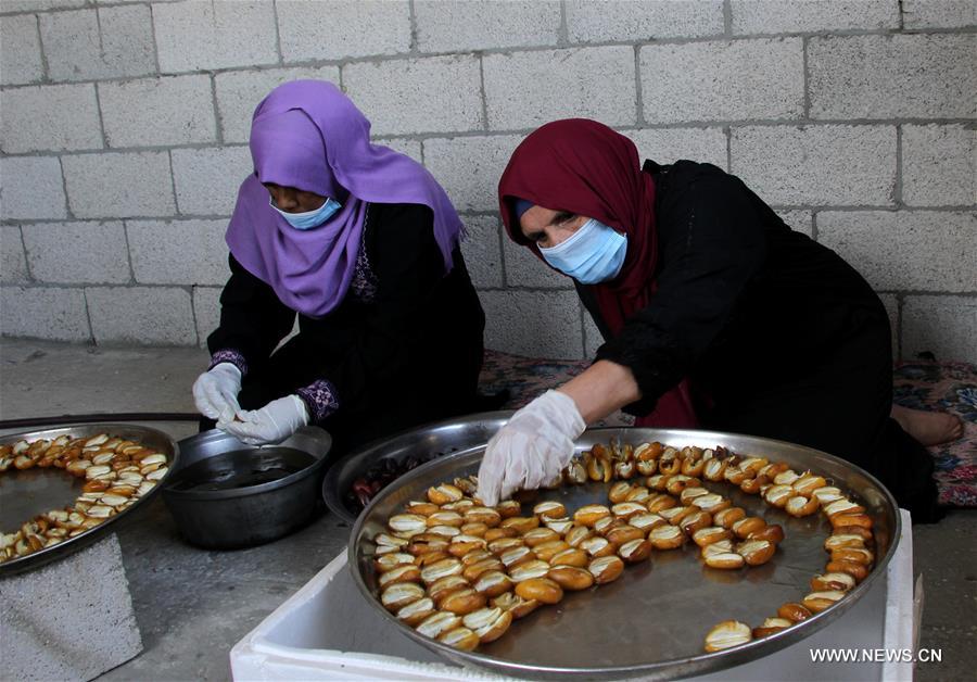 الصورة: منتجات يدوية من البلح تدر دخلا لنساء فلسطينيات في غزة هربا من الفقر