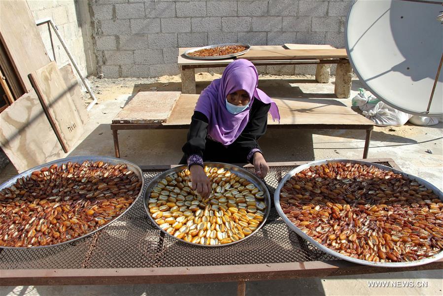 الصورة: منتجات يدوية من البلح تدر دخلا لنساء فلسطينيات في غزة هربا من الفقر