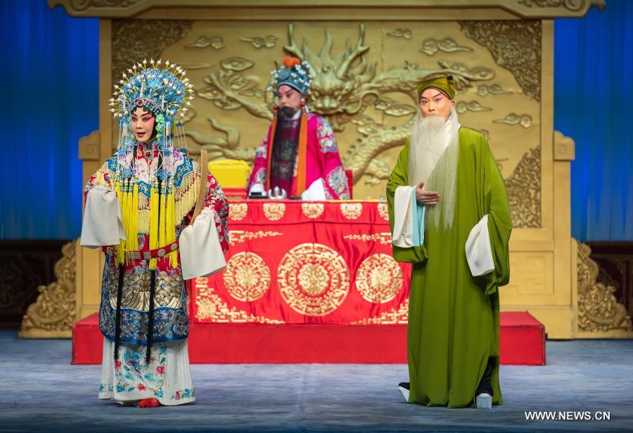 عرض أوبرا بكين في مدينة ووهان مقاطعة هوبي بوسط الصين 