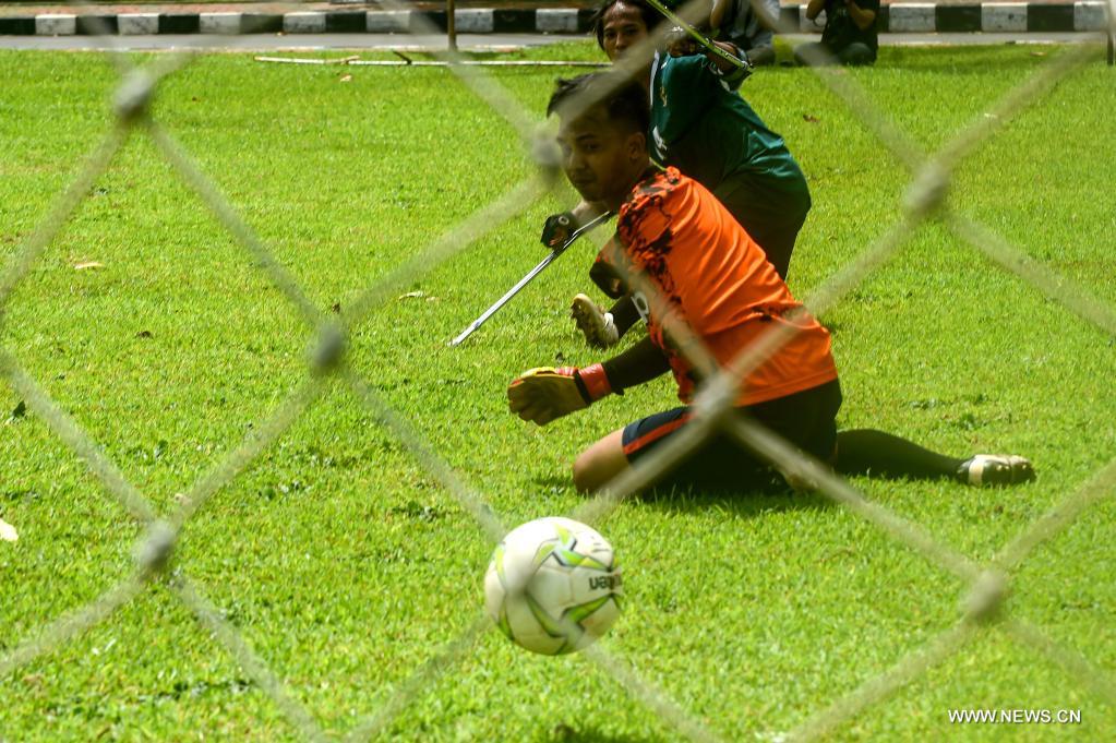 الغريب خطي المواطنين من كبار السن  دورة تدريبية للاعبي كرة القدم من مبتوري الأطراف في إندونيسيا