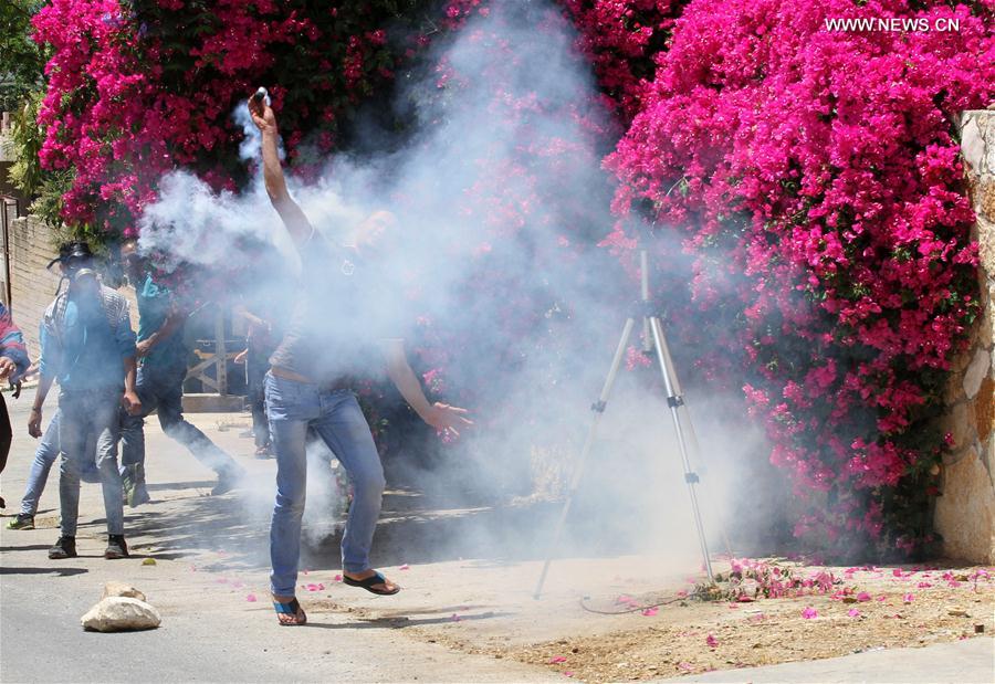 الصورة: مواجهات بين متظاهرين فلسطينيين وجنود إسرائيليين في الضفة الغربية 