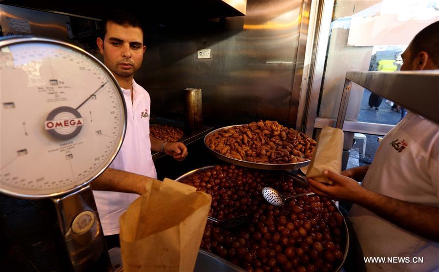 الصورة: ازدهار محلات الحلويات خلال شهر رمضان بالأردن