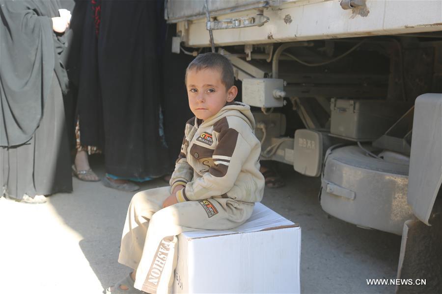 الصورة: توزيع مساعدات إنسانية في أحياء الموصل المحررة
