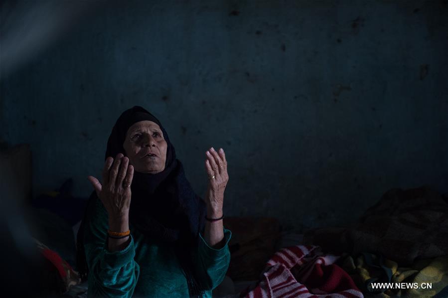 الصورة: أزمة السكن في القاهرة تجبر الملايين على العيش داخل المقابر