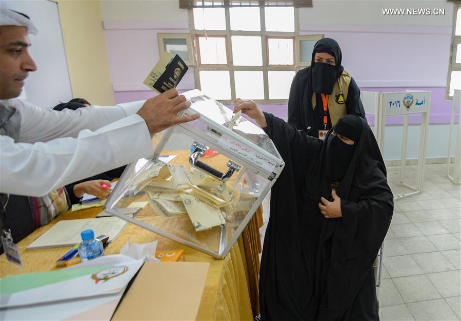 الصورة: الكويتيون يتوجهون إلى مراكز الاقتراع لاختيار نواب البرلمان